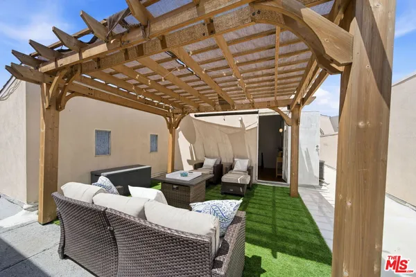 $849,000 | 725 South Barrington Avenue, Unit 304, Los Angeles, CA 90049