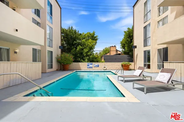 $849,000 | 725 South Barrington Avenue, Unit 304, Los Angeles, CA 90049