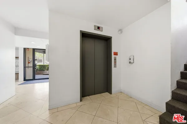 $849,000 | 725 South Barrington Avenue, Unit 304, Los Angeles, CA 90049