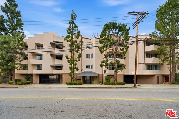 $849,000 | 725 South Barrington Avenue, Unit 304, Los Angeles, CA 90049