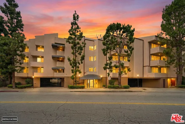 $849,000 | 725 South Barrington Avenue, Unit 304, Los Angeles, CA 90049