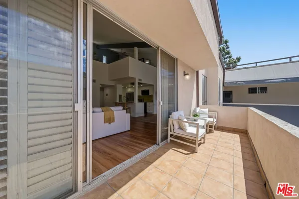 $849,000 | 725 South Barrington Avenue, Unit 304, Los Angeles, CA 90049