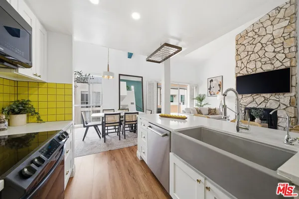 $849,000 | 725 South Barrington Avenue, Unit 304, Los Angeles, CA 90049