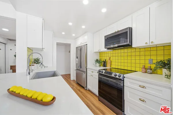 $849,000 | 725 South Barrington Avenue, Unit 304, Los Angeles, CA 90049