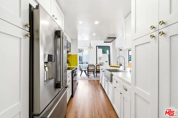 $849,000 | 725 South Barrington Avenue, Unit 304, Los Angeles, CA 90049
