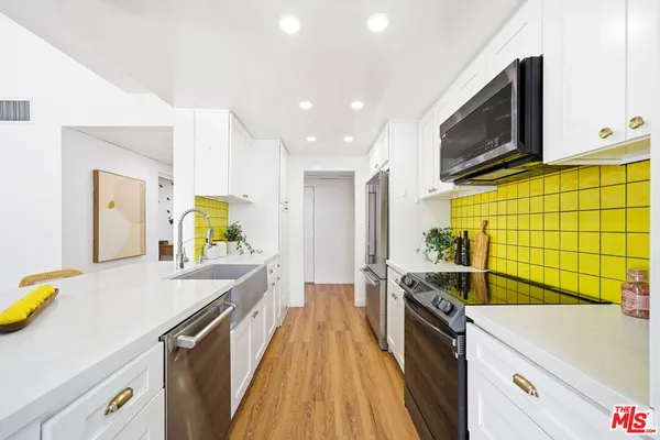 $849,000 | 725 South Barrington Avenue, Unit 304, Los Angeles, CA 90049