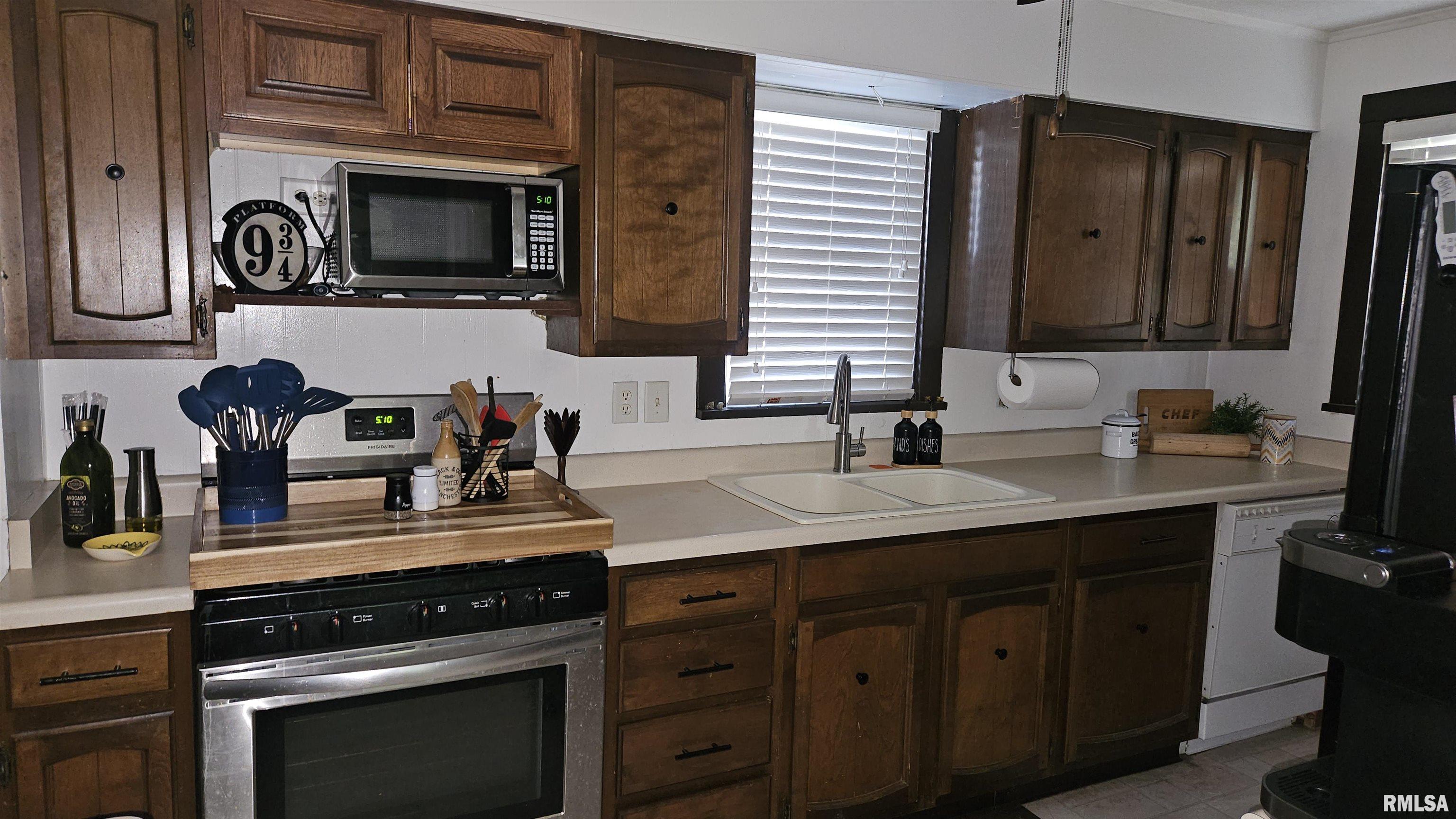 1055 East Elm Street Canton, IL 61520 - Photo 13 of 31