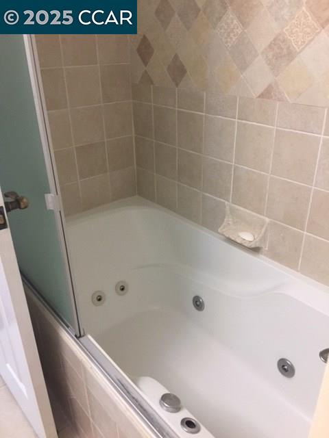 1000 Sanders Drive Moraga, CA 94556 - Photo 28 of 32 a bathroom with a bathtub