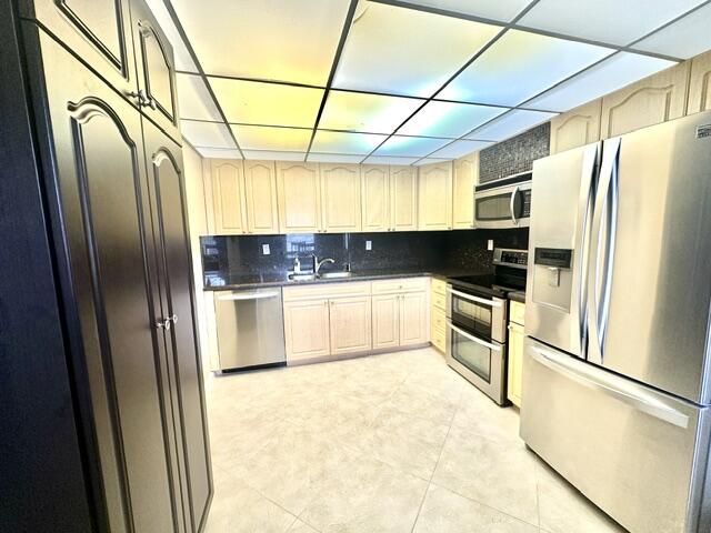 1049 Lincoln C Boca Raton, FL 33434 - Photo 3 of 49 Updated Kitchen w/ Lots of Cabinets