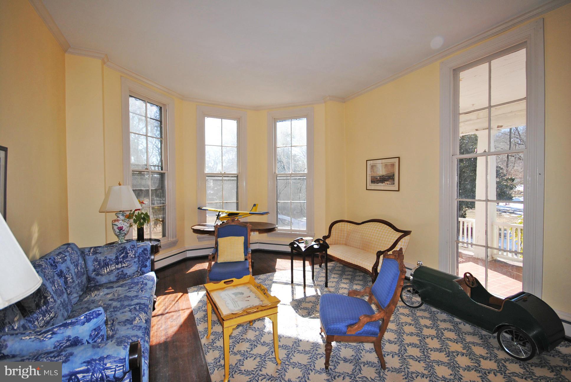5601 Wexford Road Baltimore, MD 21209 - Photo 6 of 30 Grand Living Room!