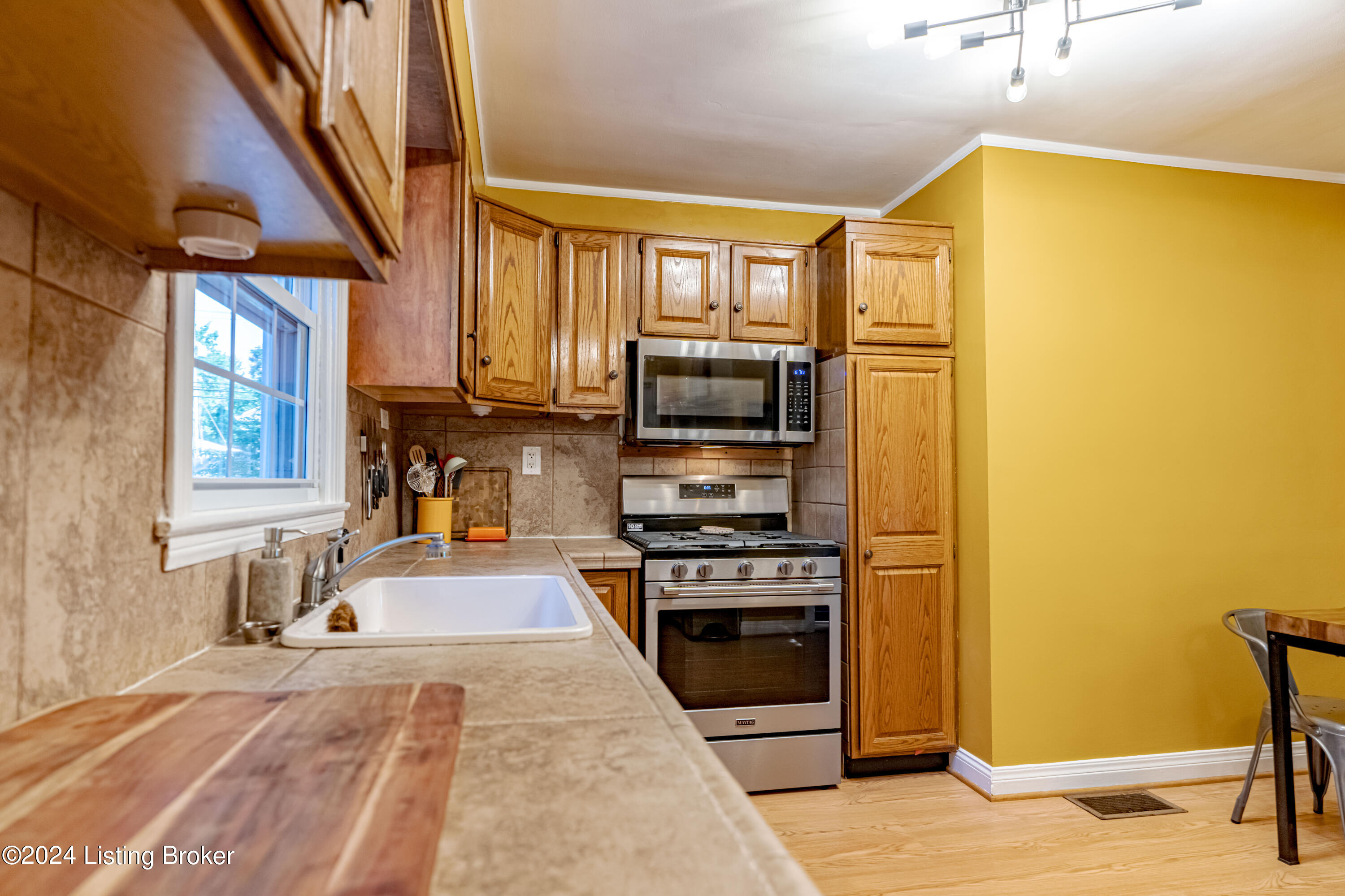 405 Evergreen Road Louisville, KY 40223 - Photo 34 of 55 Eat in kitchen (new stainless steel appliances)