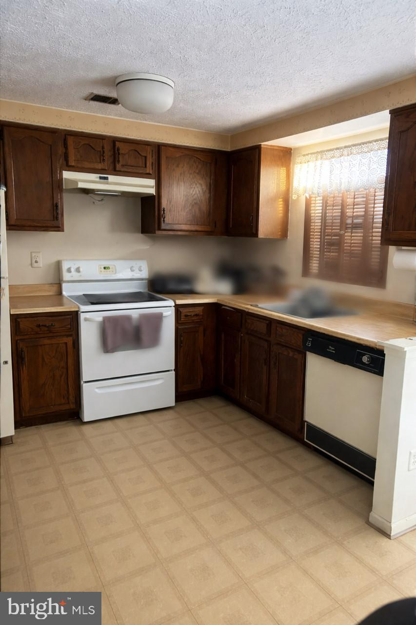 545 Beebe Court Frederick, MD 21703 - Photo 6 of 13 Kitchen-Tenants personal items are blurred.