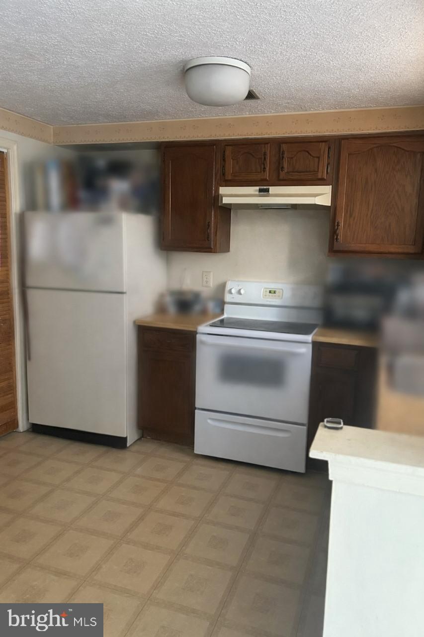 545 Beebe Court Frederick, MD 21703 - Photo 7 of 13 Kitchen-Tenants personal items are blurred