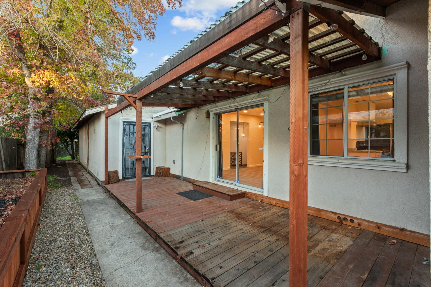 2121 Aaron Way Sacramento, CA 95822 - Photo 32 of 47 a view of backyard with large tree