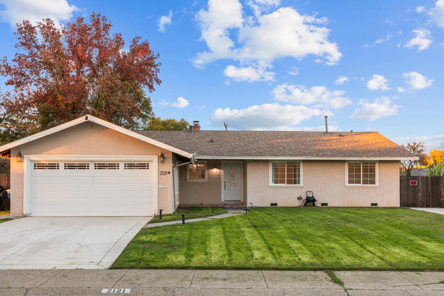 2121 Aaron Way Sacramento, CA 95822 - Photo 40 of 47 a front view of a house with a garden