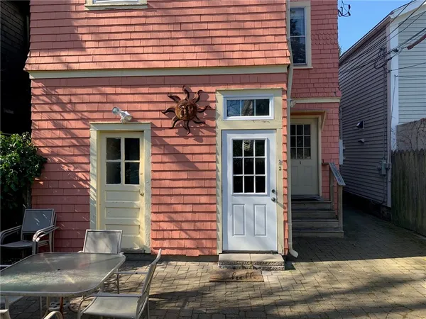 $3,200 | 27 Young Street, Unit 2, Newport, RI 02840