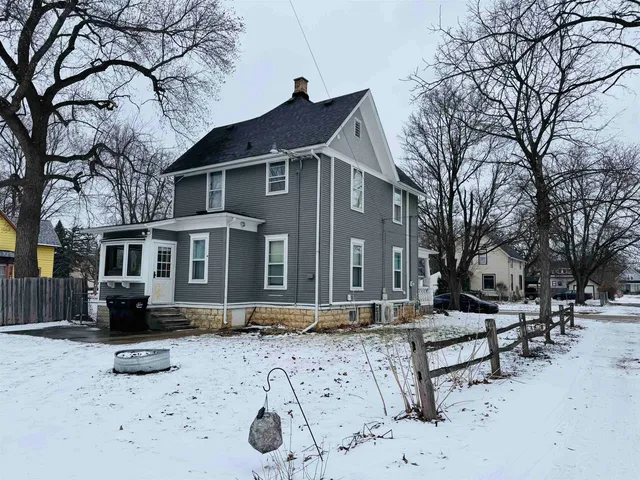 $1,500 | 916 9th Street, Beloit, WI 53511