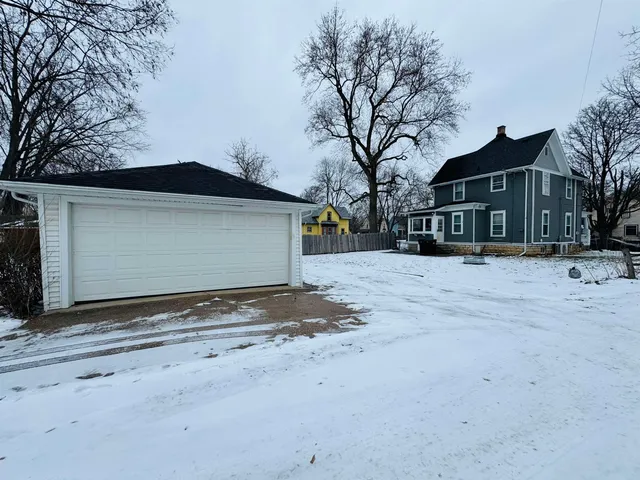 $1,500 | 916 9th Street, Beloit, WI 53511