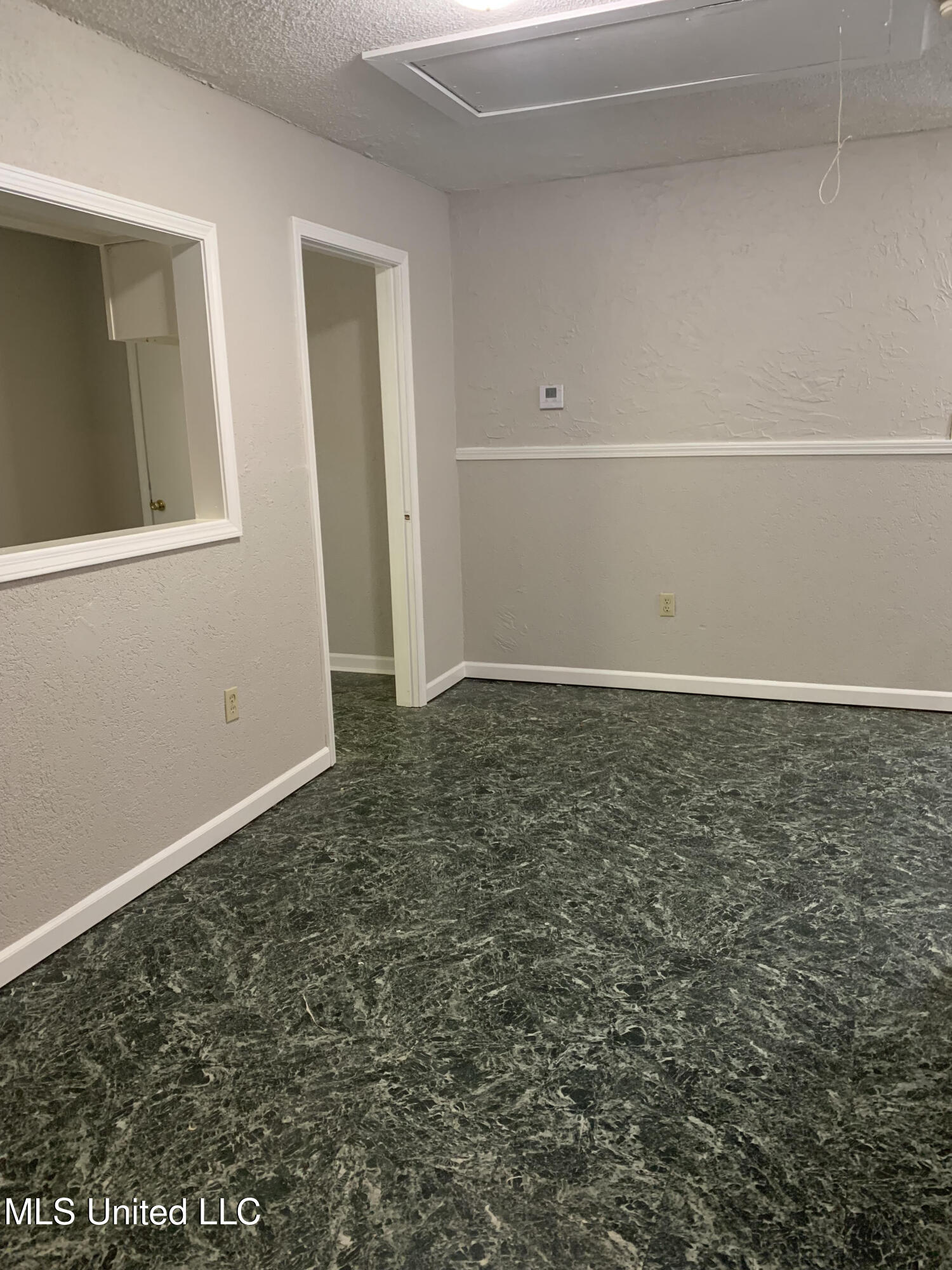 5540 Veazey Road Coldwater, MS 38618 - Photo 11 of 15 Living room!