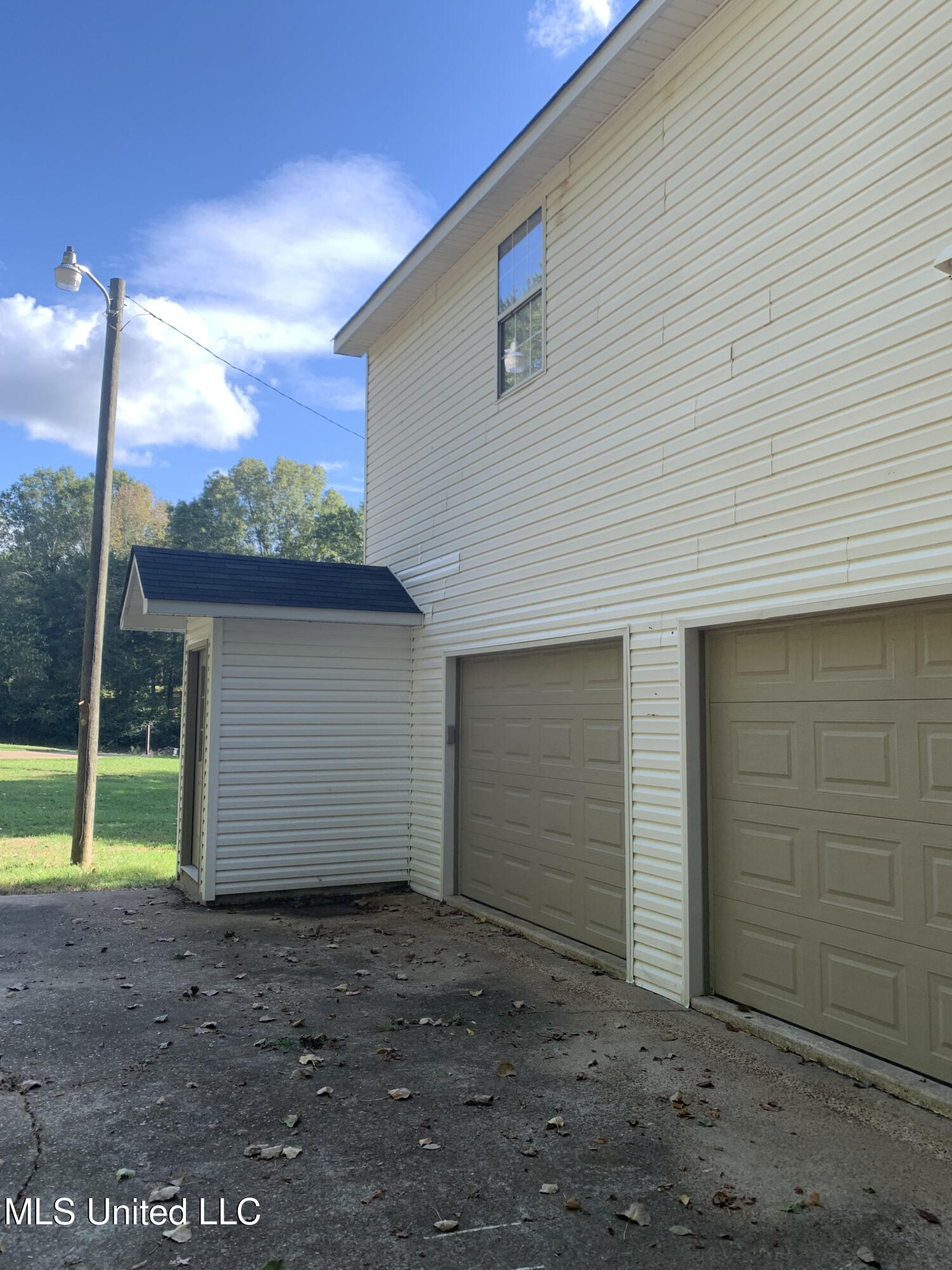 5540 Veazey Road Coldwater, MS 38618 - Photo 3 of 15 Very big garage!