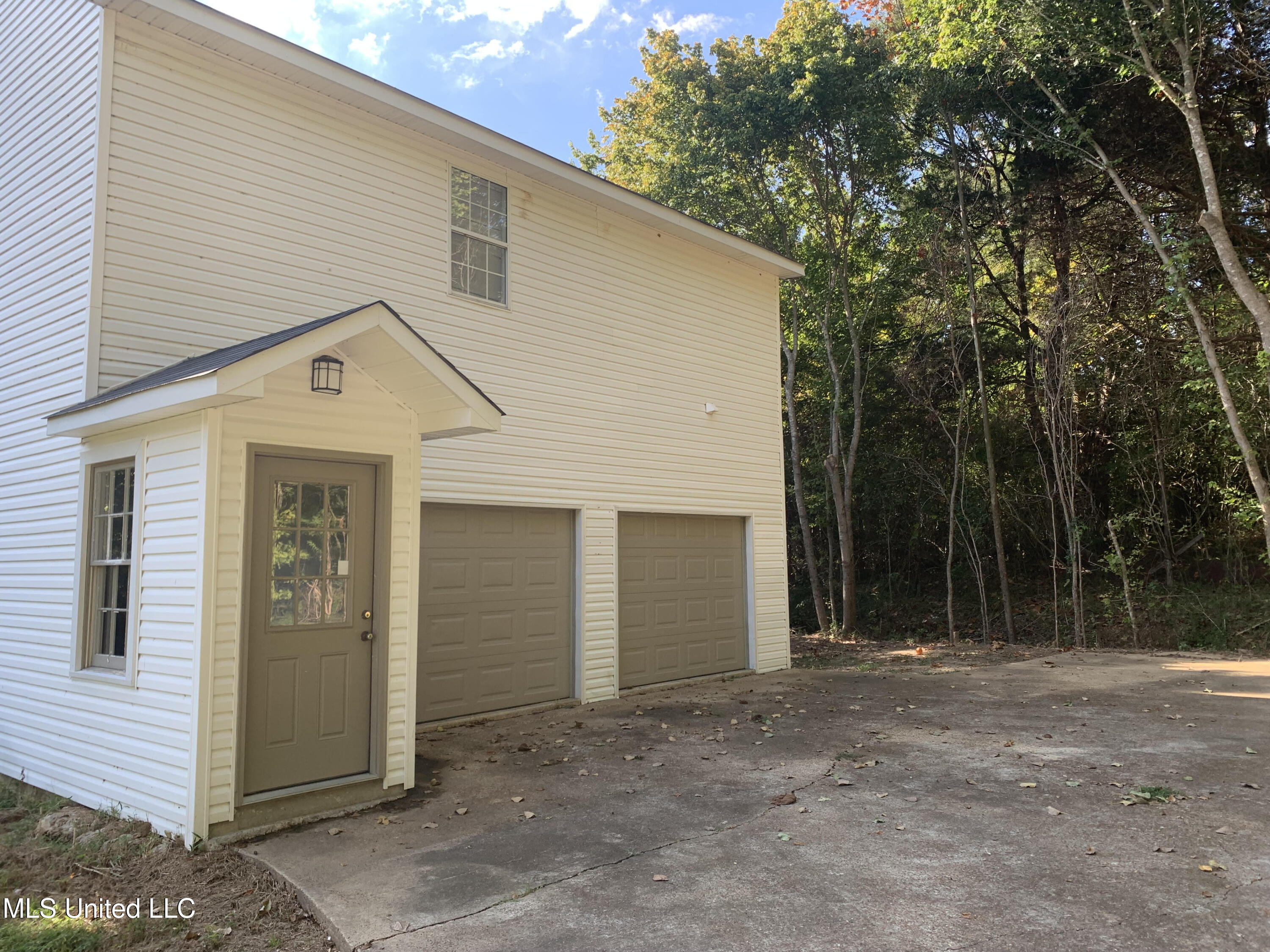 5540 Veazey Road Coldwater, MS 38618 - Photo 4 of 15 Entry and two car garage!