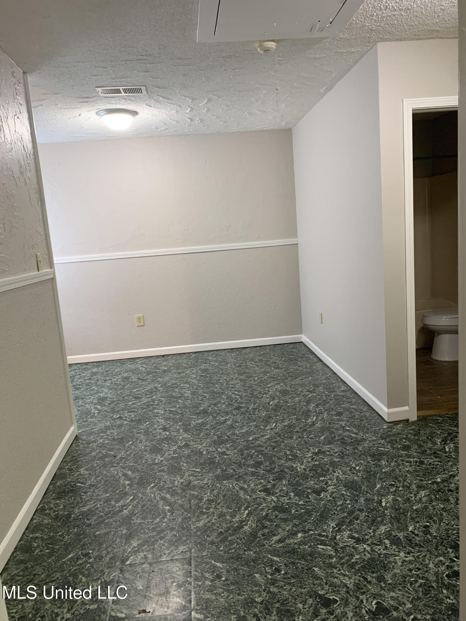 5540 Veazey Road Coldwater, MS 38618 - Photo 10 of 15 Living room!