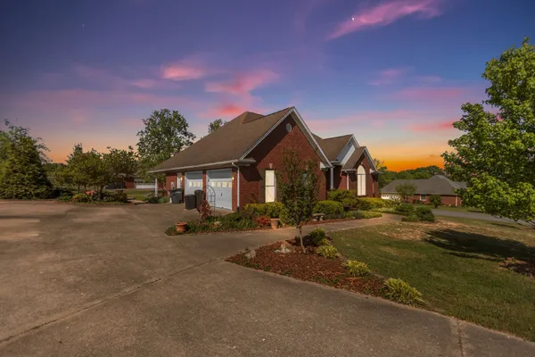 $370,000 | 204 Wellsbrook Circle, Fayetteville, TN 37334