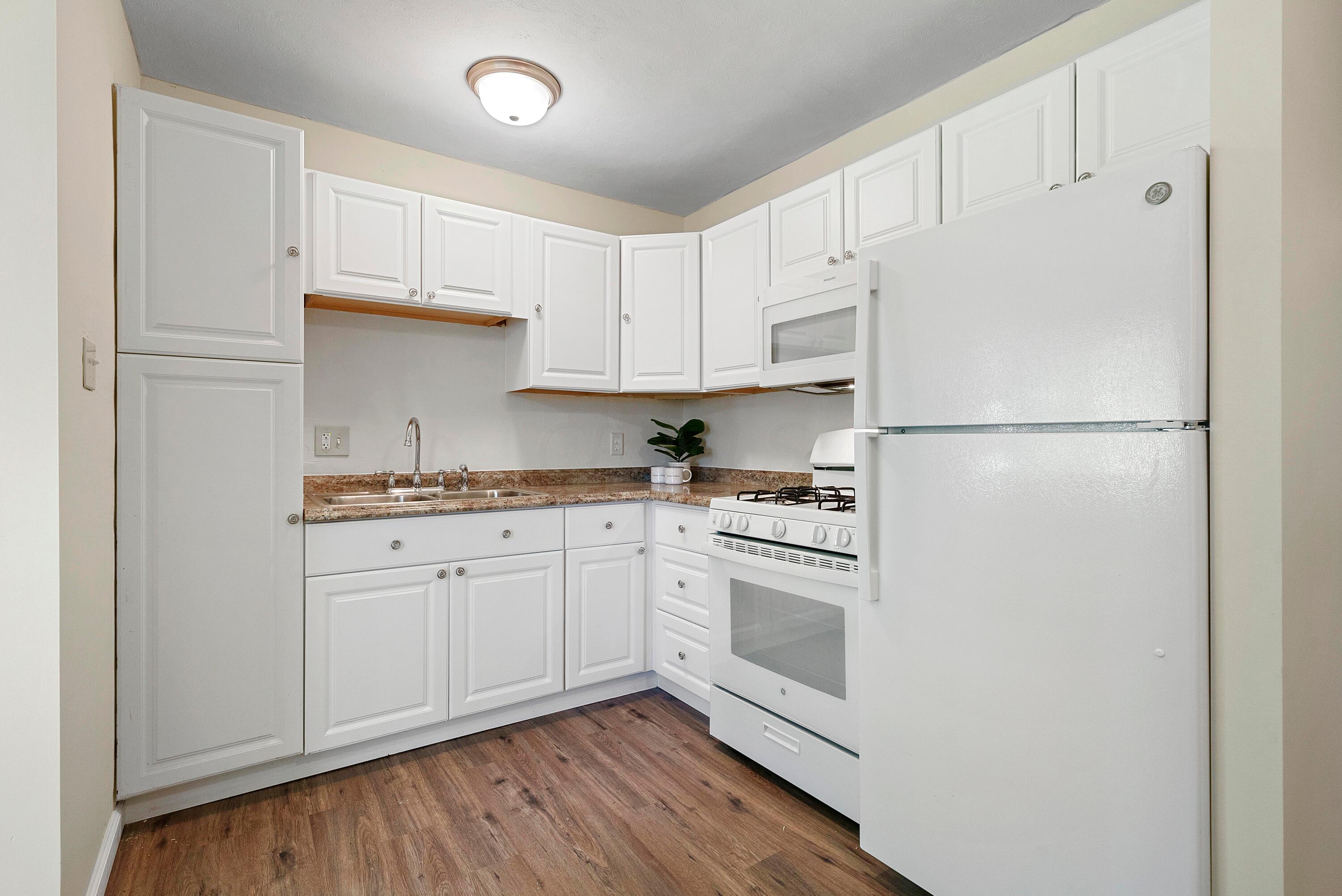 217 Gladys Road Columbus, OH 43228 - Photo 7 of 34 Kitchen
