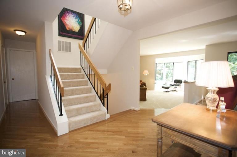 11607 Clubhouse Court Reston, VA 20190 - Photo 12 of 19 Entrance / Foyer