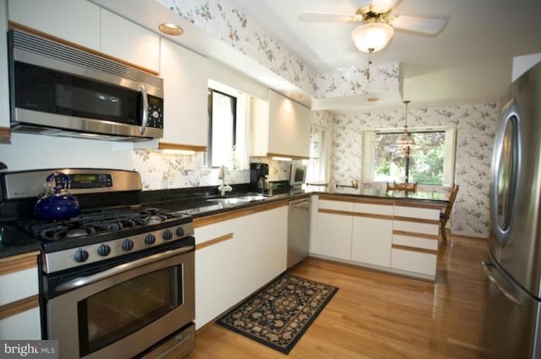11607 Clubhouse Court Reston, VA 20190 - Photo 13 of 19 Kitchen