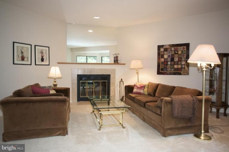 11607 Clubhouse Court Reston, VA 20190 - Photo 17 of 19 Living Room