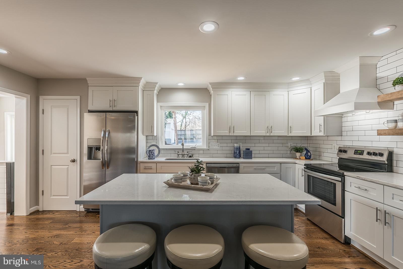 1072 Utterback Store Road Great Falls, VA 22066 - Photo 4 of 30