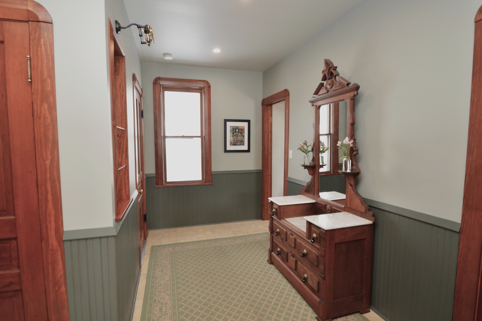 2626 Union Street Blue Island, IL 60406 - Photo 19 of 32 a bathroom with a sink a mirror and a bathtub