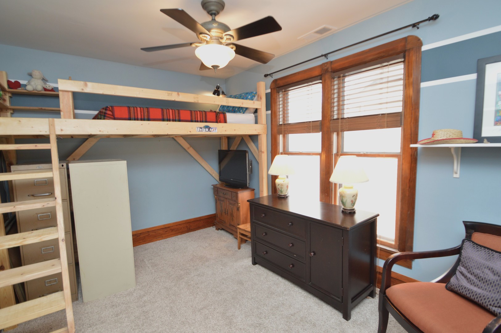 2626 Union Street Blue Island, IL 60406 - Photo 23 of 32 a room with furniture and a window