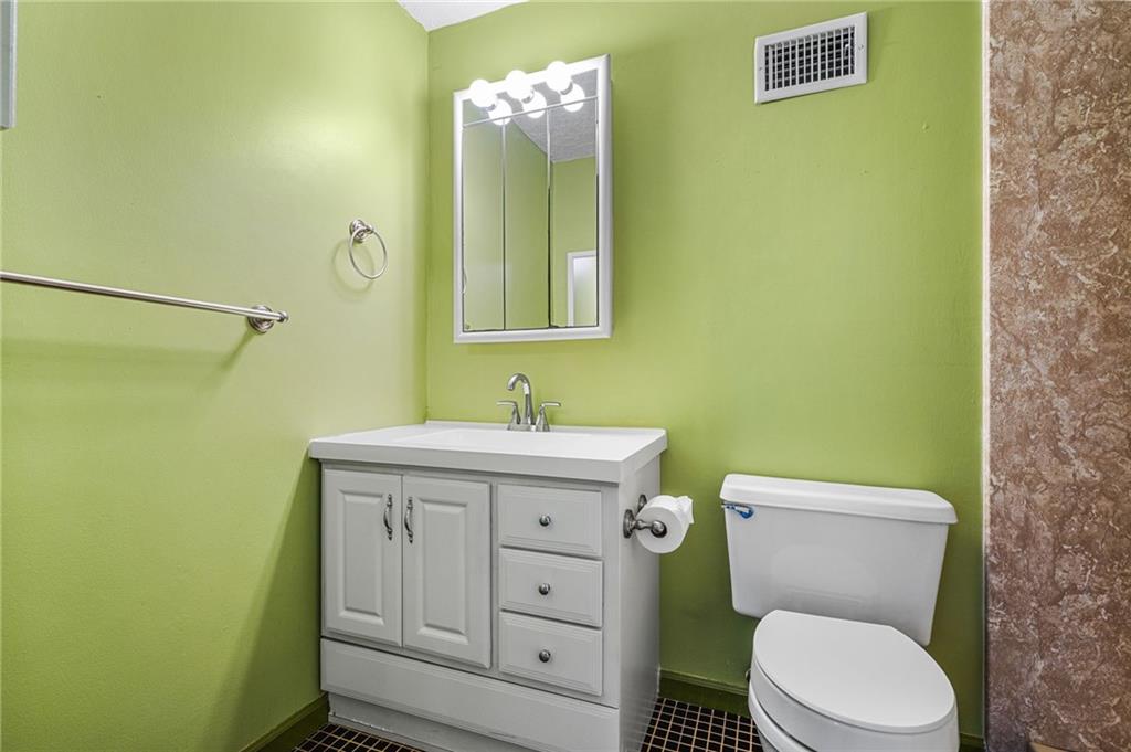 805 Manning Way Southwest Marietta, GA 30064 - Photo 32 of 35 a bathroom with a toilet a sink and mirror