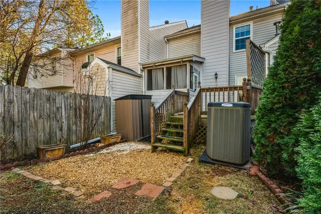 a view of a house with backyard and trees