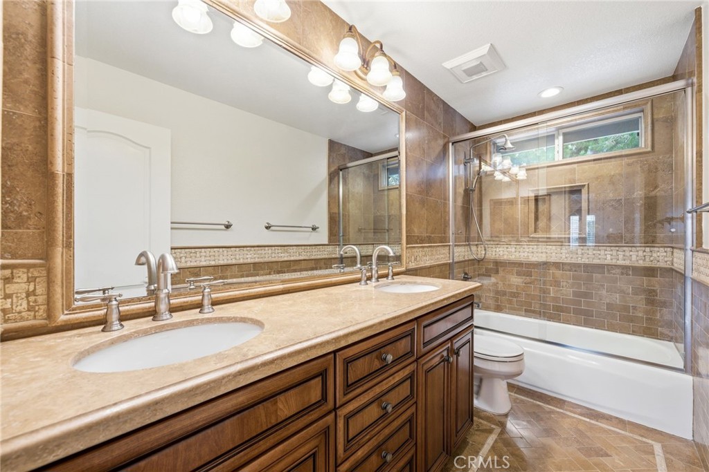 8082 Centerstone Drive Huntington Beach, CA 92646 - Photo 13 of 26 Bathroom 2 Upper Level
