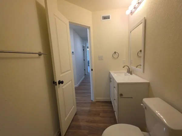 $1,000 | 2002 West 2nd Street, Unit 100, Taylor, TX 76574