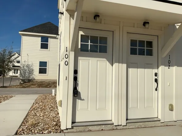 $1,000 | 2002 West 2nd Street, Unit 100, Taylor, TX 76574