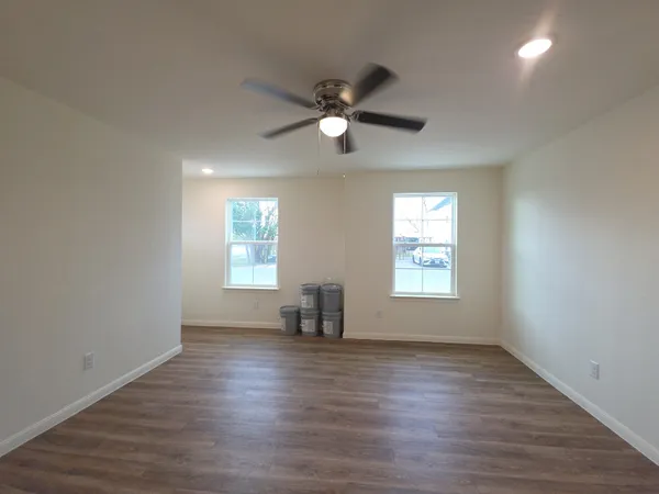 $1,000 | 2002 West 2nd Street, Unit 100, Taylor, TX 76574