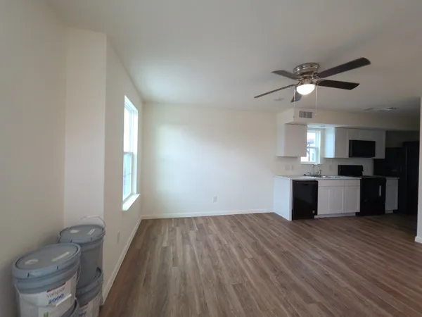 $1,000 | 2002 West 2nd Street, Unit 100, Taylor, TX 76574