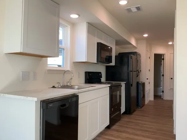$1,000 | 2002 West 2nd Street, Unit 100, Taylor, TX 76574