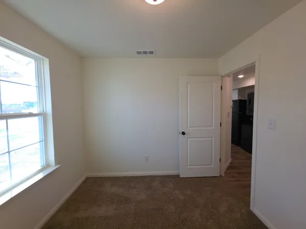 $1,000 | 2002 West 2nd Street, Unit 100, Taylor, TX 76574