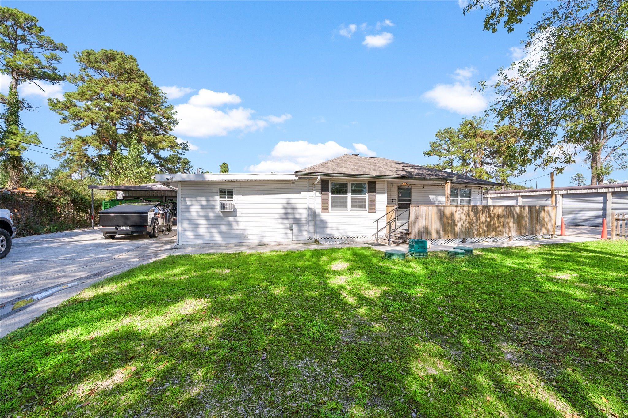 9902 Franklin Road Houston, TX 77070 - Photo 25 of 43 a view of a house with backyard sitting area and garden