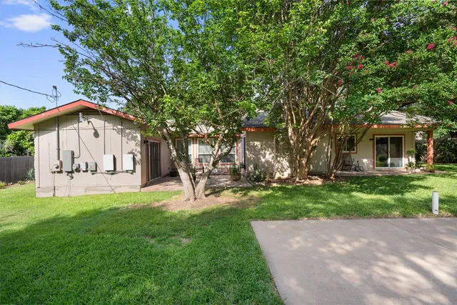 a view of a house with a yard
