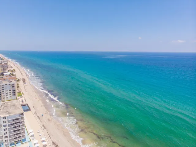a view of an ocean with a big room