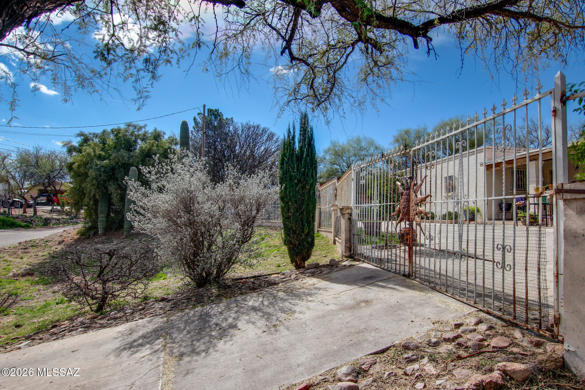 992 Paseo Lobo Rio Rico, AZ 85648 - Photo 23 of 32 992 gate up hill