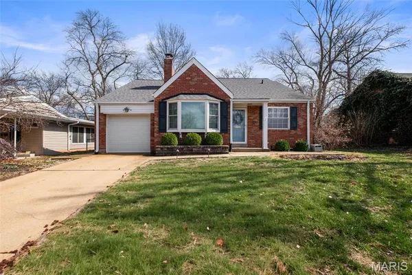$474,900 | 760 Glenway Drive, Glendale, MO 63122