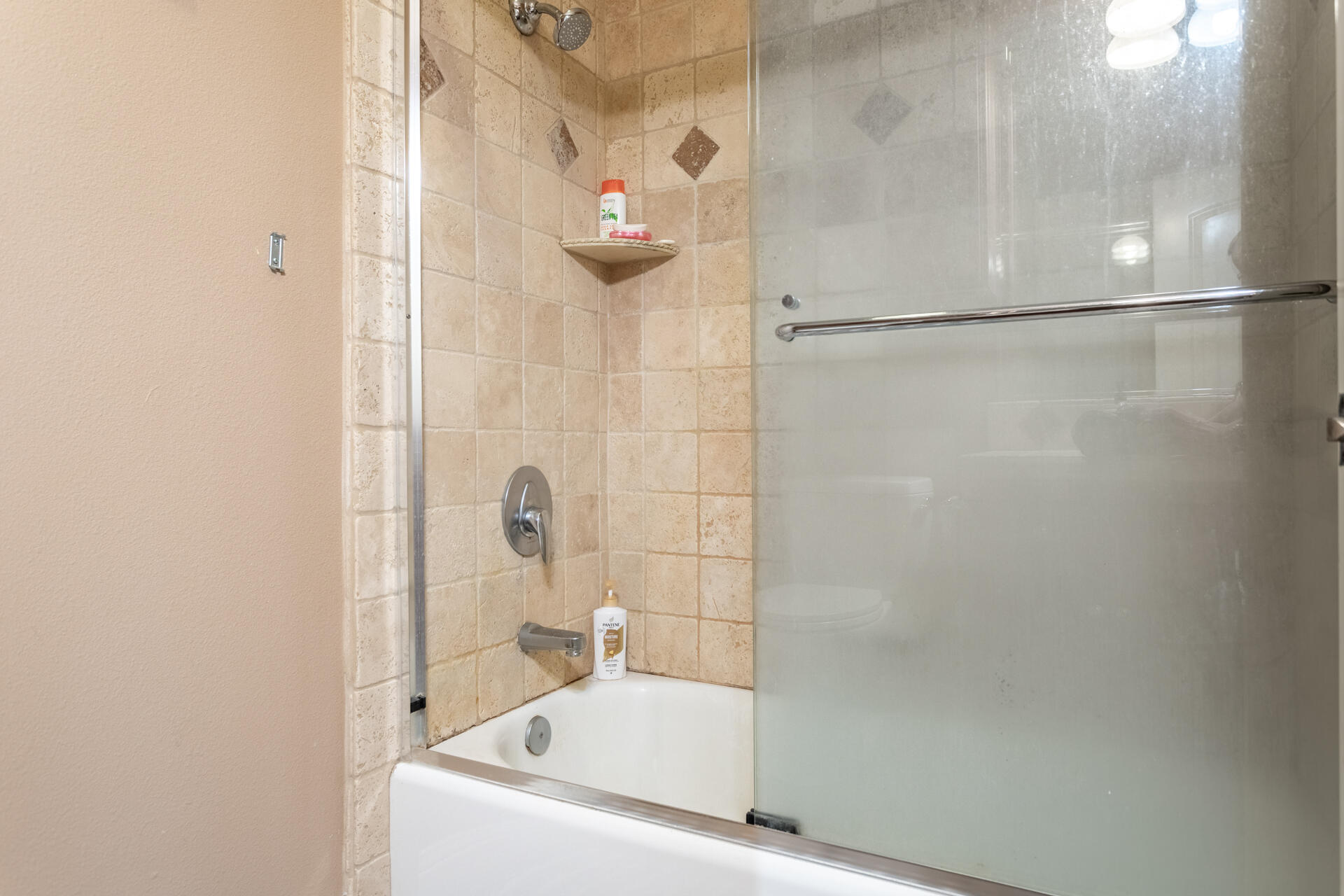 7775 Muletown Road Redding, CA 96001 - Photo 29 of 46 a bathroom with a bathtub