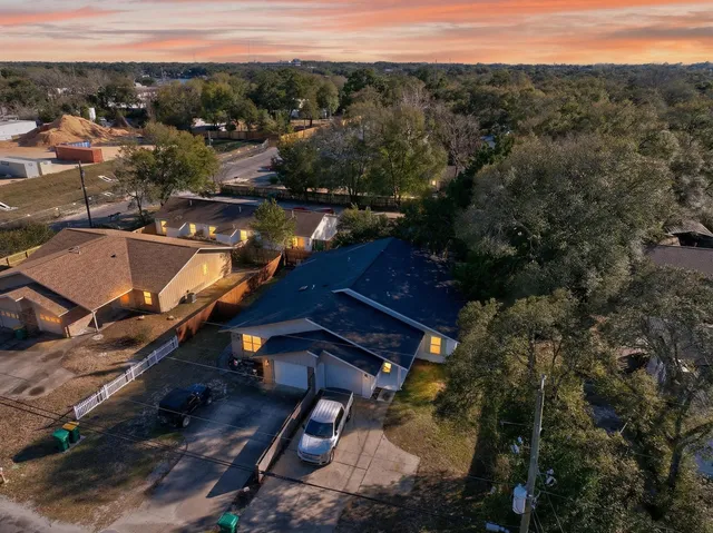 a view of a houses with a yard